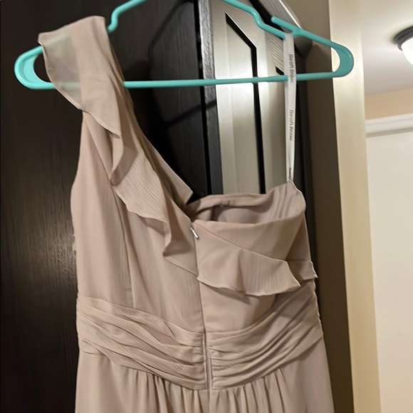 David's Bridal Elegant Gown in Cream - Picture 6 of 8